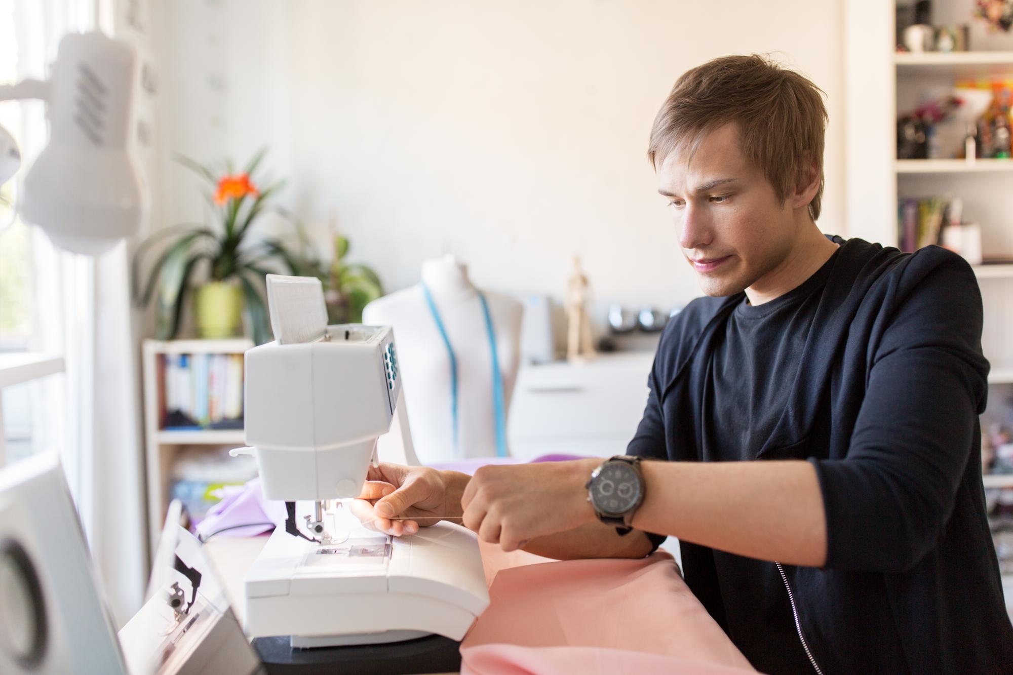 Wnętrze pracowni z hafciarką